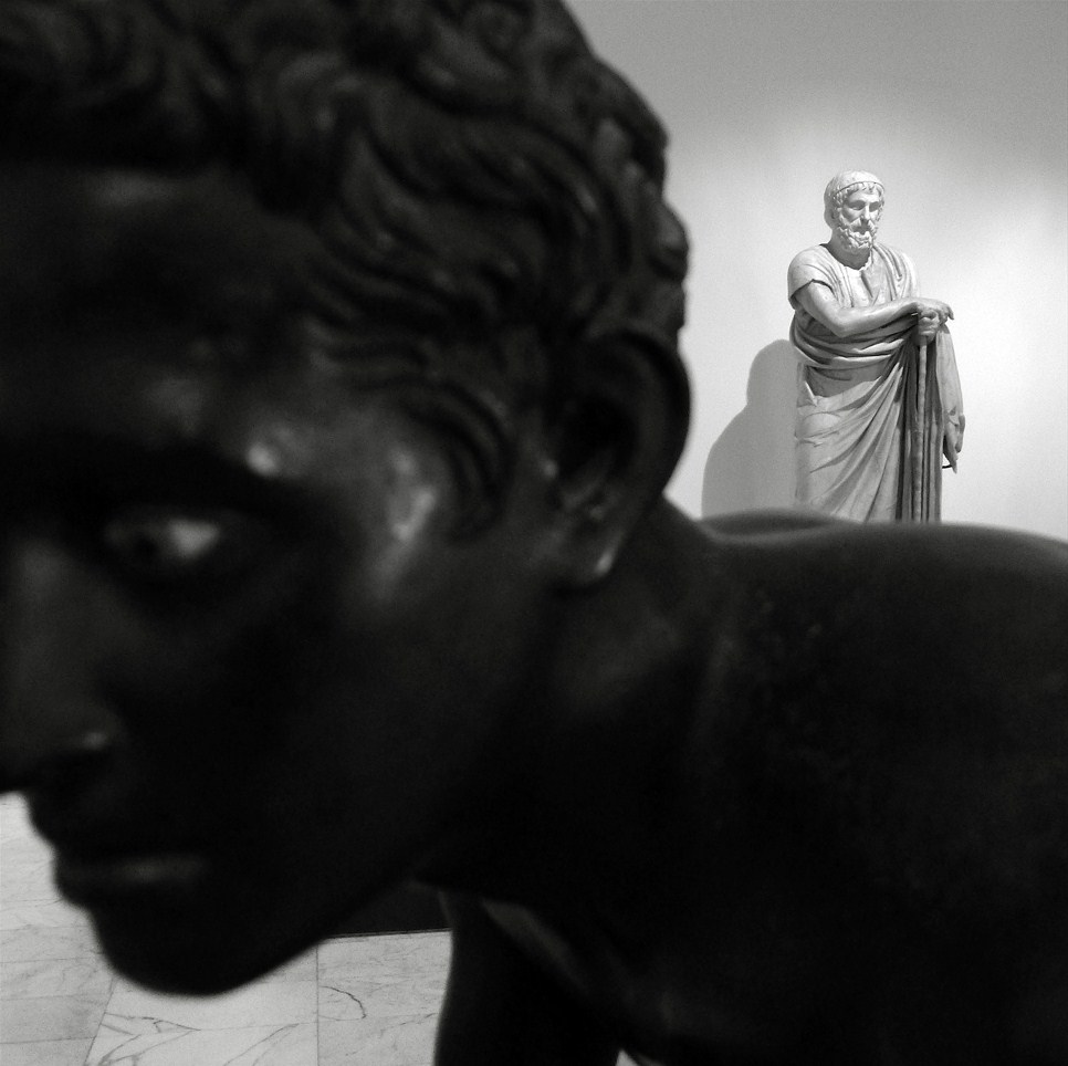 Armonia di forme e intensità emozionale negli scatti di Augusto De Luca al Museo Archeologico di Napoli
