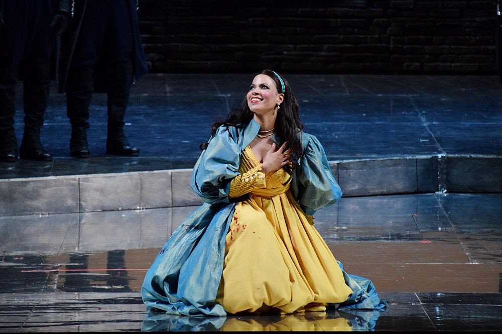 "Tosca" di Puccini al Petruzzelli di Bari: musica sublime e crepuscolo delle voci