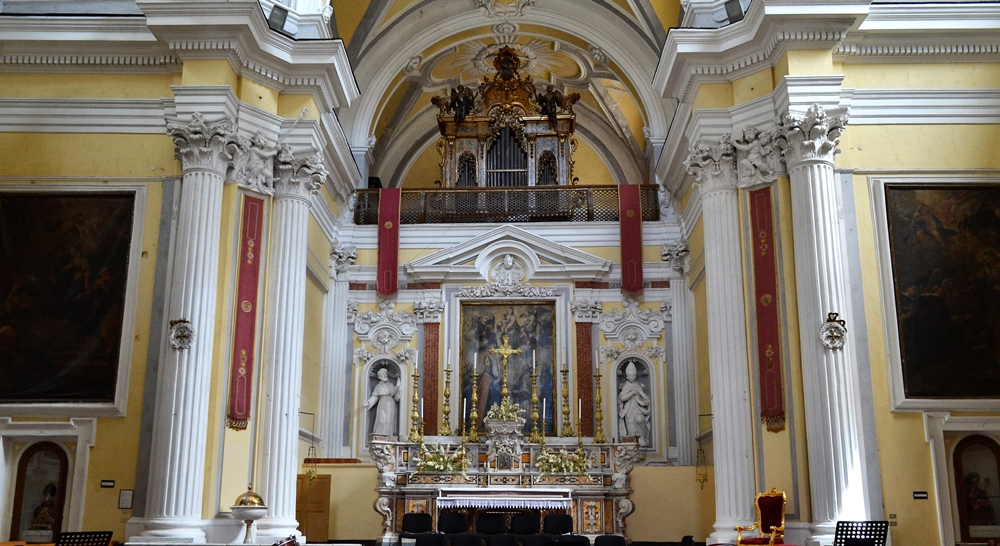 Altare maggiore della chiesa di S. Severo Fuori le Mura, nel Rione Sanità a Napoli - Ph. Giuseppe Guida