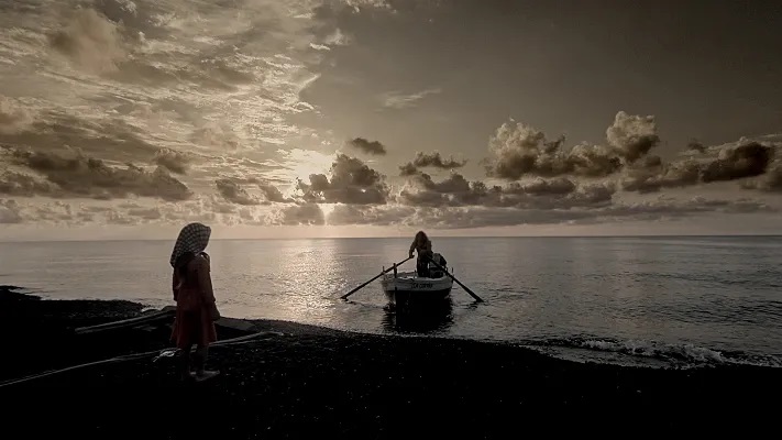 Sulla spiaggia di Stromboli Maria saluta il nonno durante la sua ultima uscita in mare