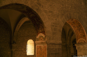 Negli archi che separano l'altare maggiore dal deambulatorio, resti di affreschi cinquecenteschi a grottesche - Ph. © Ferruccio Cornicello